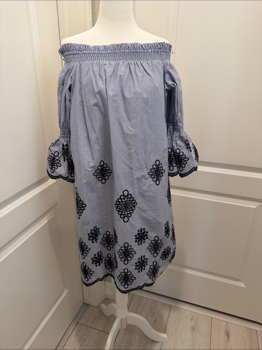 Vince Camuto Navy Top with Pink Size Tag